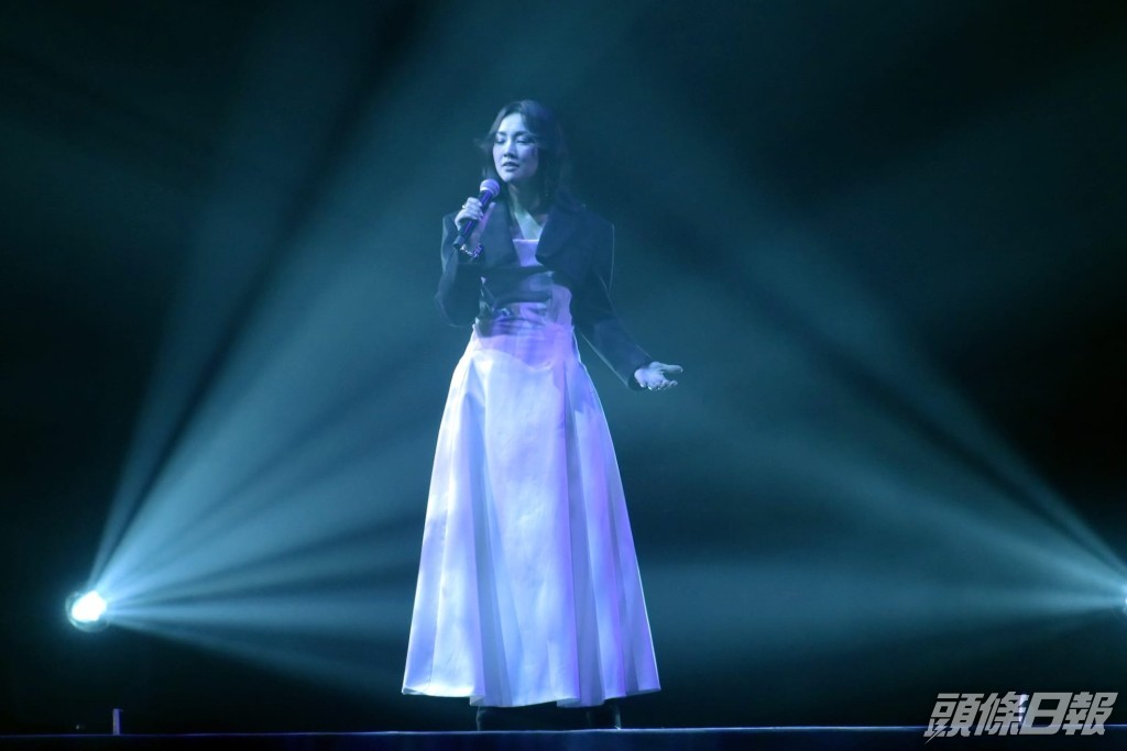 昨晚Kay主力唱舊歌及其他歌手金曲。